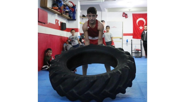 Minik boksörün büyük hayali