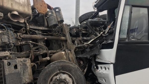 Otobüs ile vinç yüklü kamyon çarpıştı: 2'si ağır 17 yaralı