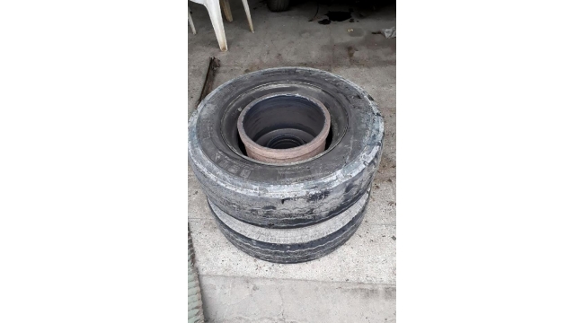 Seyir halindeki kamyonun tekerleği fırlayıp iş yerine girdi