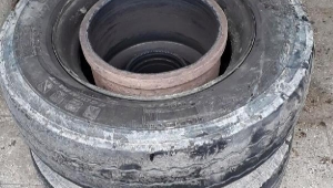 Seyir halindeki kamyonun tekerleği fırlayıp iş yerine girdi