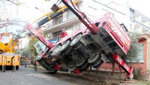Zemin çökünce kalorifer kazanı vinçten düştü, faciadan dönüldü