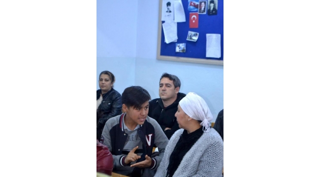 Annesinin hem kulağı hem de dili oluyor