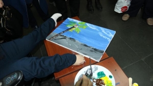 Ayaklarıyla resim yapan engelli Rabia, sergi açtı