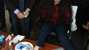 Ayaklarıyla resim yapan engelli Rabia, sergi açtı