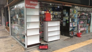 Çarpışmanın etkisiyle savrulan sürücü vitrin camını kırarak işyerine girdi