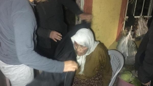 Evinde yangın çıkan yaşlı kadın, son anda kurtarıldı