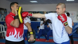 Gündüz asayişi sağlıyor, akşam wushu yapıyor