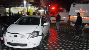 Kavşakta iki otomobil çarpıştı: 2 yaralı