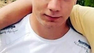 Motosikletiyle traktörün römorkuna çarpan kasksız genç öldü