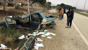 Otomobil aydınlatma direğine çarptı, sürücü öldü