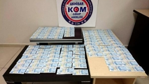 Otomobilin silecek bölümünde sahte banknotlar ele geçirildi