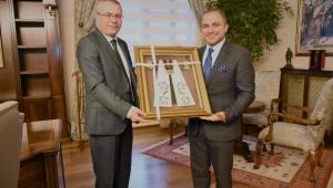 VALİ DENİZ, ALAŞEHİR BELEDİYE BAŞKANI ALİ UÇAK’I AĞIRLADI