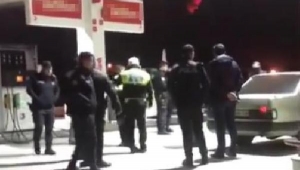 Çevik kuvveti taşıyan otobüsün sürücüsüne tabanca çekince, büyük şok yaşadılar