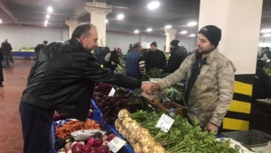 CHP Belediye Başkan Adayı Akın Cumartesi Pazarında Ziyarette Bulundu