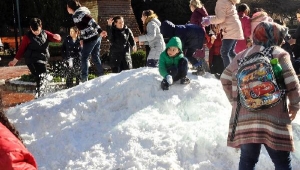 Çocuklar, kamyonlarla getirilen karın keyfini çıkardı
