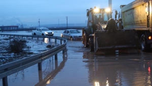 Dere taştı; İstanbul-İzmir yolu su altında kaldı 