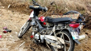 Kamyon sepetli motosiklete çarptı: 1 ölü, 2 yaralı