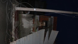 Manisa'da şiddetli rüzgar, bir ev ile deponun çatısını uçurdu