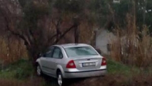 Otomobil ağaca çarptı: 3 yaralı