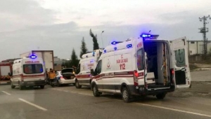 Otomobil kamyona çarptı: 1 ölü, 2 yaralı