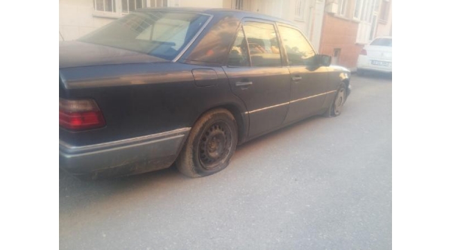 Park halindeki 7 otomobilin lastiği patlatıldı