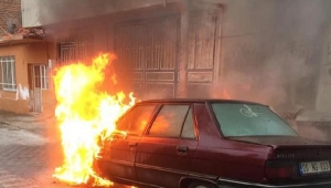 Park halindeki otomobil yandı