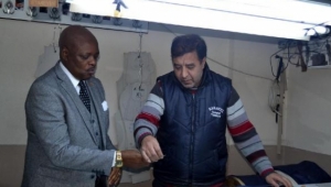 Ruanda Büyükelçisi Nkurunziza, tezgah başında deri kesti