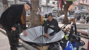Şemsiye tamircisinin işleri arttı