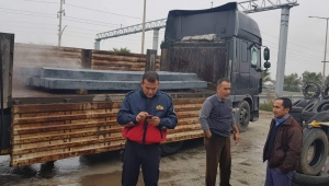 Sıcak demir yüklü Tır Turgutlu çıkışında yandı.