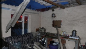 Şiddetli rüzgar, bir ev ile deponun çatısını uçurdu