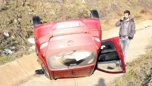 Takla atan araçtan yara almadan kurtuldu