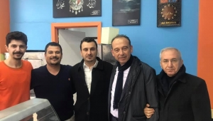 Tek resmi belediye başkan adayı olan CHP’li Akın vatandaşların içinde