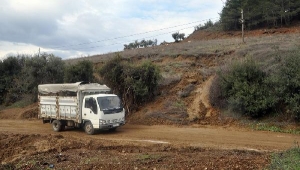 Turgutlu'da heyelandan kapanan kırsal mahalle yolları açıldı