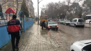 Turgutlu'da sağanak, su baskınlarına yol açtı