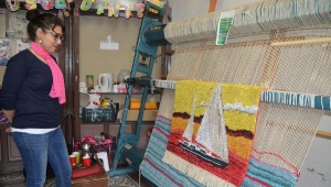 Atık derilerden dekoratif halılar dokuyor