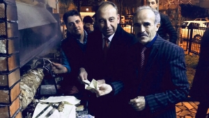 Başkan adayı Akın çağ kebabının başına geçerek gelenlere ikram etti