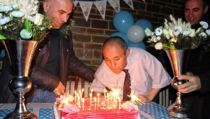 Engelliye 43'üncü yaşında doğum günü sürprizi