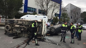 Manisa'da otomobil ile kamyonet çarpıştı: 3 yaralı
