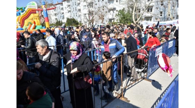 Manisa'daki festivalde 5 ton hamsi dağıtıldı