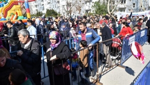 Manisa'daki festivalde 5 ton hamsi dağıtıldı