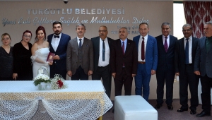 Nikah Memuru Anne, kızının nikahını kıydı