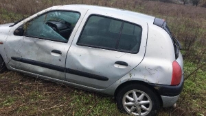 Takla atarak tarlaya uçan otomobildeki karı-koca yaralandı