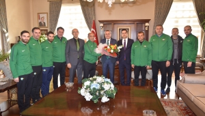 VALİ DENİZ, AKHİSARSPOR FUTBOL ALT YAPI ANTRENÖRLERİNİ AĞIRLADI