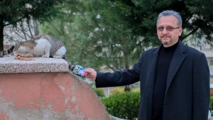 Bıraktığı sigaranın parasıyla sokak hayvanlarına mama alıyor