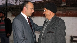 Çetin Akın: “Beş sene önce gelip vaatlerde bulunup oyları kapan ve sonra köyün yolunu unutanlara kırmızı kartı gösterin.”