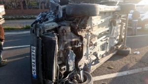 Minibüs refüje çıkıp devrildi: 1'i bebek 6 yaralı
