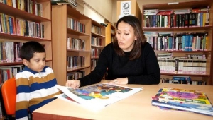 Oğluna kitabı sevdirmek için 1 yılda 219 hikaye kitabı okudu