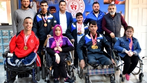 ŞAMPİYON ENGELLİ YÜZÜCÜLER NİHAYET MÜDÜR MAKAMINDA