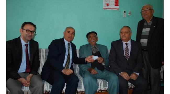 105 yaşındaki Bektaş dedeye yeni nüfus cüzdanı evinde teslim edildi