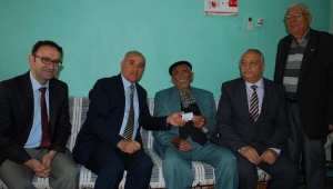 105 yaşındaki Bektaş dedeye yeni nüfus cüzdanı evinde teslim edildi